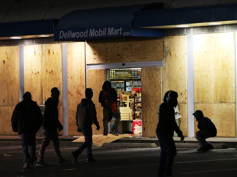 Lojas foram saqueadas durante os protestos em Ferguson, Missouri, após decisão do júri de não indiciar um policial pela morte de Michael Brown, um jovem negro desarmado - 24/11/2014