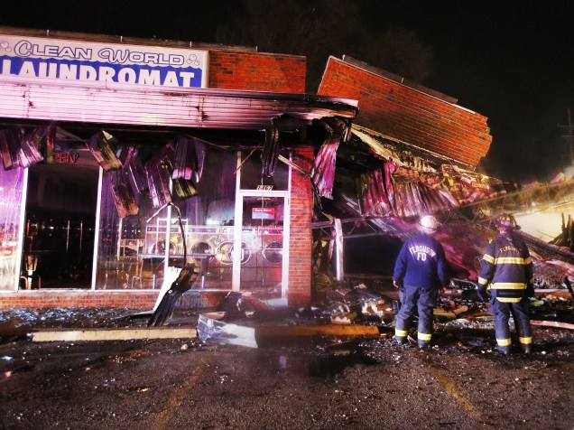 Lojas foram saqueadas e edifícios foram incendiados durante os protestos em Ferguson, Missouri, após decisão do júri de não indiciar um policial pela morte de Michael Brown, um jovem negro desarmado - 24/11/2014