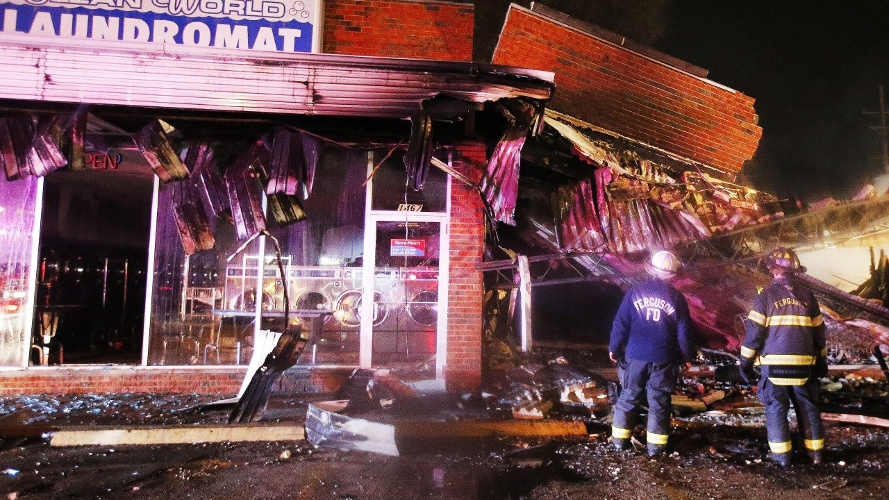 Lojas foram saqueadas e edifícios foram incendiados durante os protestos em Ferguson