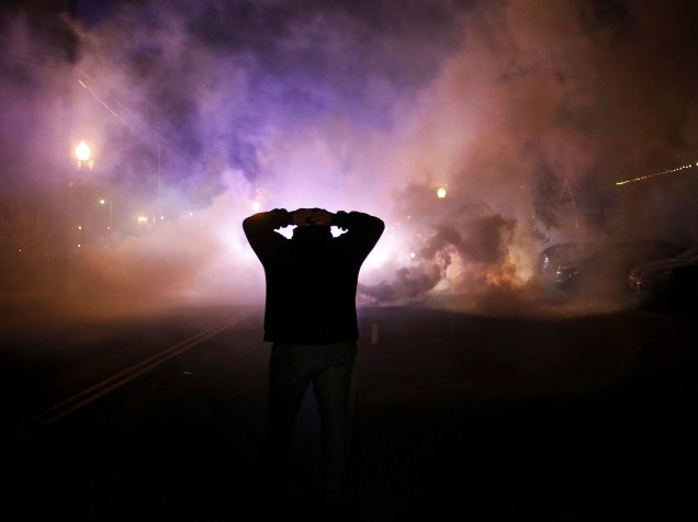 Manifestantes entraram em confronto com a polícia em Ferguson, Missouri, após decisão do júri de não indiciar um policial pela morte de Michael Brown, um jovem negro desarmado - 24/11/2014