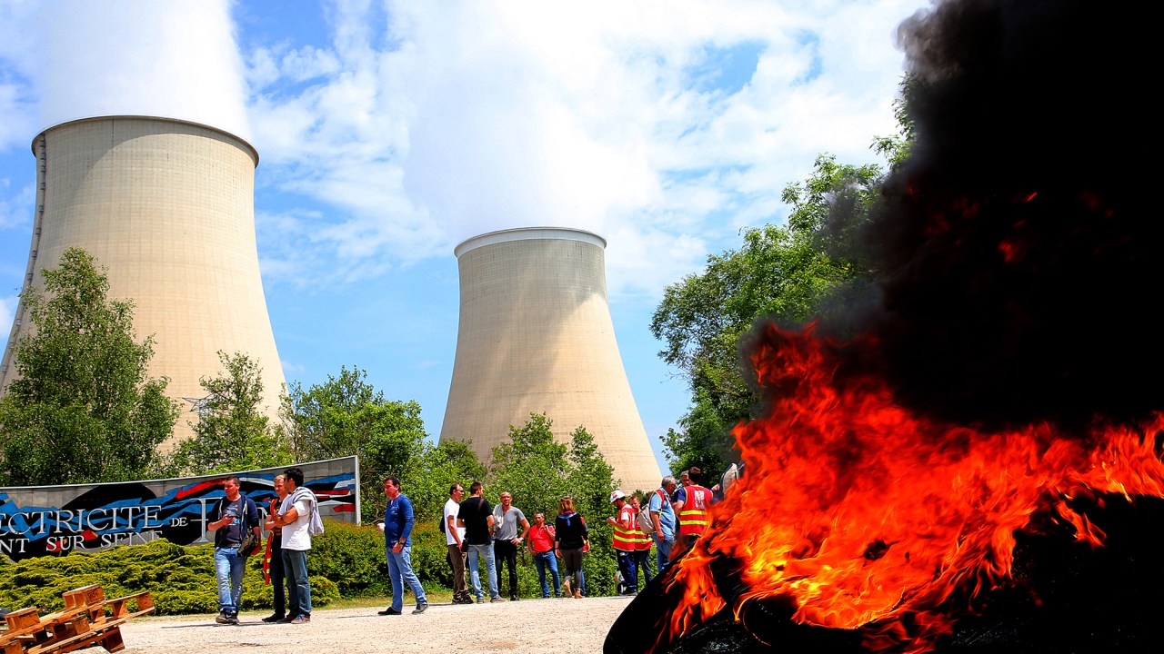 Trabalhadores bloqueiam o acesso à central nuclear de Nogent-sur-Seine, na França, durante protesto contra as reformas do mercado de trabalho, interrompendo severamente o fornecimento de combustível - 26/05/2016