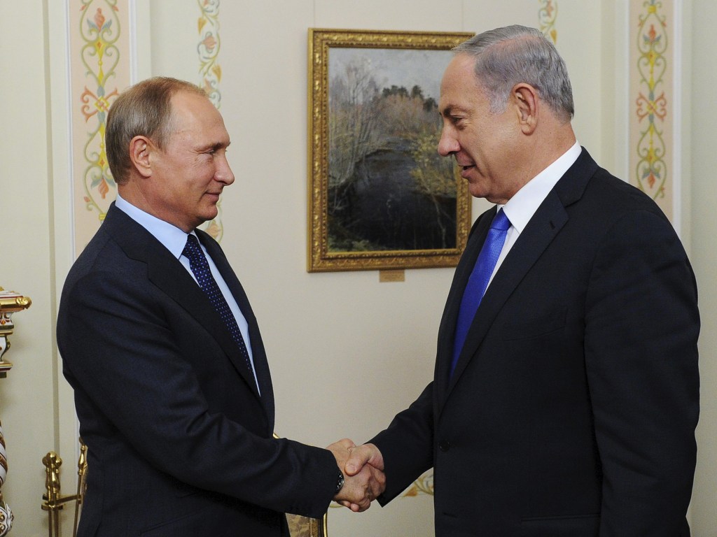 O presidente russo, Vladimir Putin cumprimenta o primeiro-ministro de Israel, Benjamin Netanyahu durante reunião na residência de Novo-Ogaryovo, na Rússia - 21/09/2015