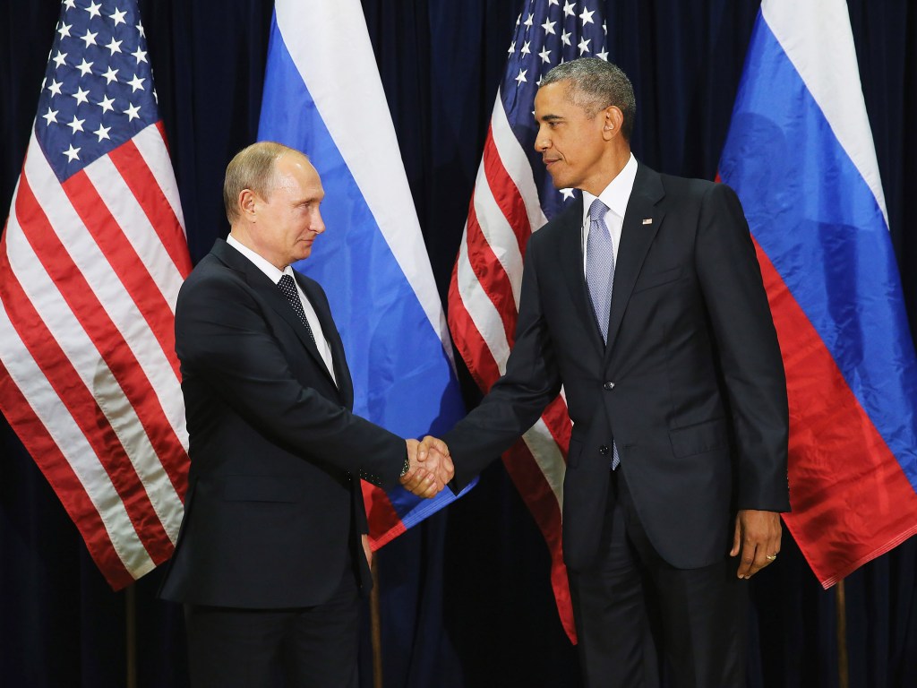 O presidente russo Vladimir Putin cumprimenta o presidente dos Estados Unidos, Barack Obama antes de um encontro bilateral na sede das Nações Unidas, em Nova York - 28/09/2015