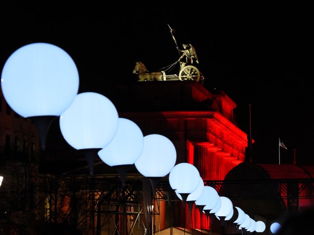 Instalação de luz Lichtgrenze (Fronteira de Luz) passa em frente ao Portão de Brandemburgo, em Berlim - 07/11/2014