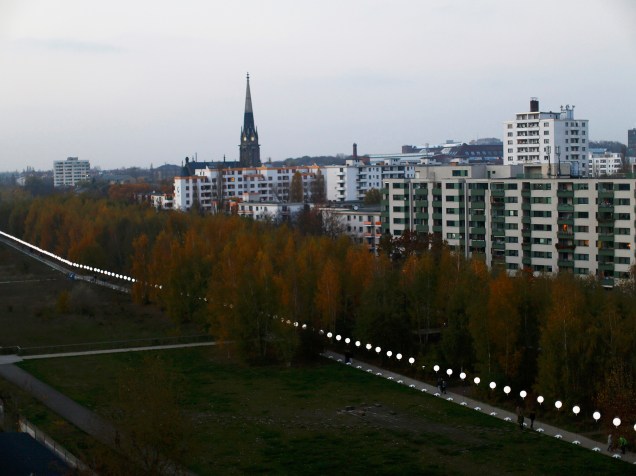 A instalação Lichtgrenze ao longo de um antigo trecho do muro de Berlim na Garten Strasse - 07/11/2014