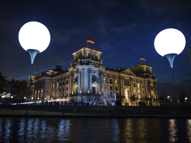 A capital alemã recebe instalação de luzes no lugar onde ficava o muro de Berlim em comemoração aos 25 anos da queda - 07/11/2014