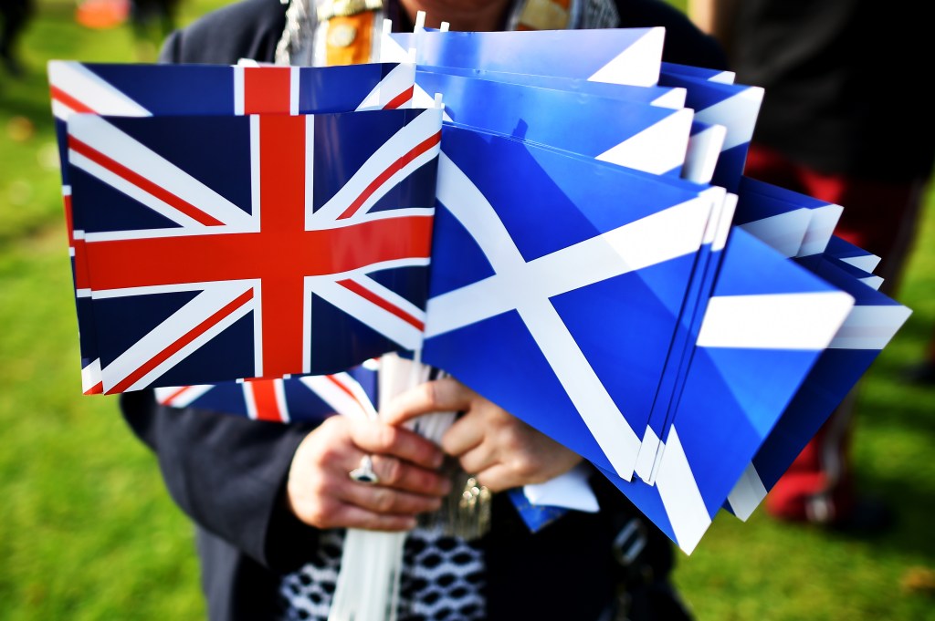 Protestantes da Irlanda do Norte e Escócia marcharam pelo centro de Edimburgo em apoio à manutenção da Escócia ao Reino Unido - 13/09/2014