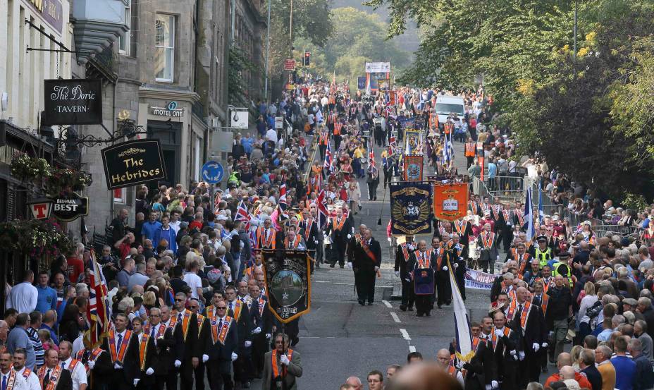 Milhares de protestantes da Irlanda do Norte e Escócia marcharam pelo centro de Edimburgo em apoio à manutenção da Escócia ao Reino Unido - 13/09/2014