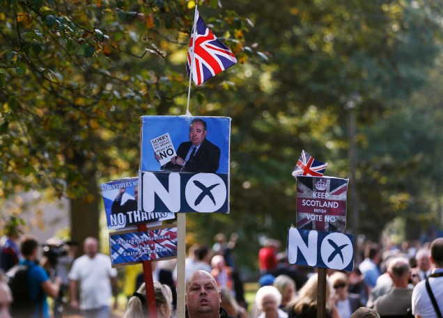 Milhares de protestantes da Irlanda do Norte e Escócia marcharam pelo centro de Edimburgo em apoio à manutenção da Escócia ao Reino Unido - 13/09/2014