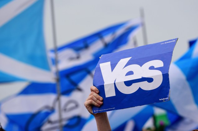 Ativistas pró-independência marcham pelas ruas de Glasgow, na Escócia, até a sede da BBC Scotland, onde fizeram um protesto - 14/09/2014