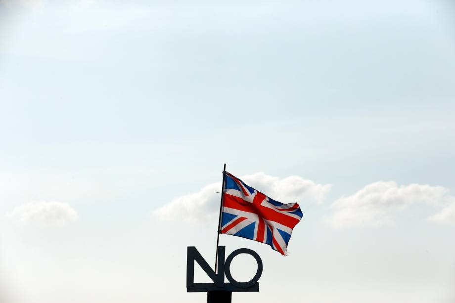 Placa com campanha contra a independência é vista junto a uma bandeira da União em Isle of North Uist, na Escócia - 15/09/2014
