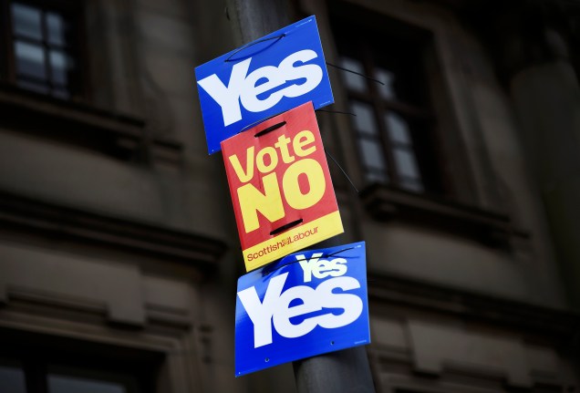 Posters a favor e contra a independência da Escócia grudadas em um poste na cidade de Clydebank, Escócia - 16/09/2014