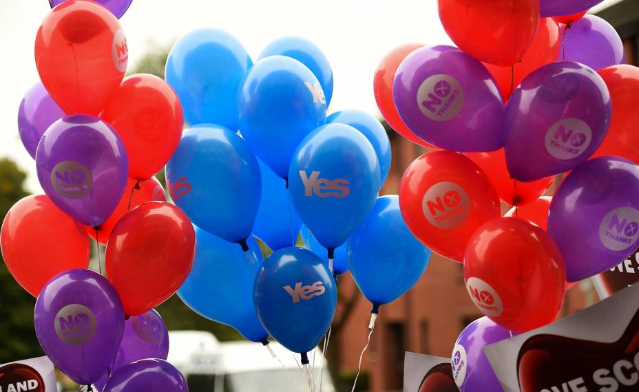 Balões escrito SIM e NÃO são fotografados nas ruas de Glasgow, na Escócia, após campanha do NÃO - 17/09/2014