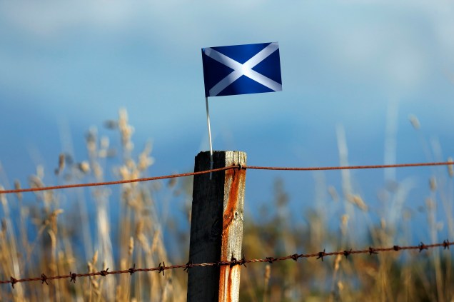 Bandeira escocesa presa em uma cerca próxima a cidade de Portree, na Escócia - 17/09/2014