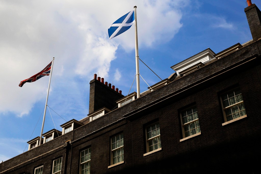 Bandeira escocesa hasteada ao lado de uma bandeira do Reino Unido no topo do escritório do primeiro-ministro britânico David Cameron em Downing Street, Londres