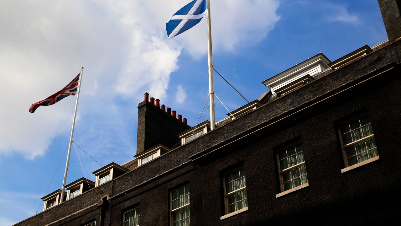 Bandeira escocesa hasteada ao lado de uma bandeira do Reino Unido no topo do escritório do primeiro-ministro britânico David Cameron em Downing Street, Londres