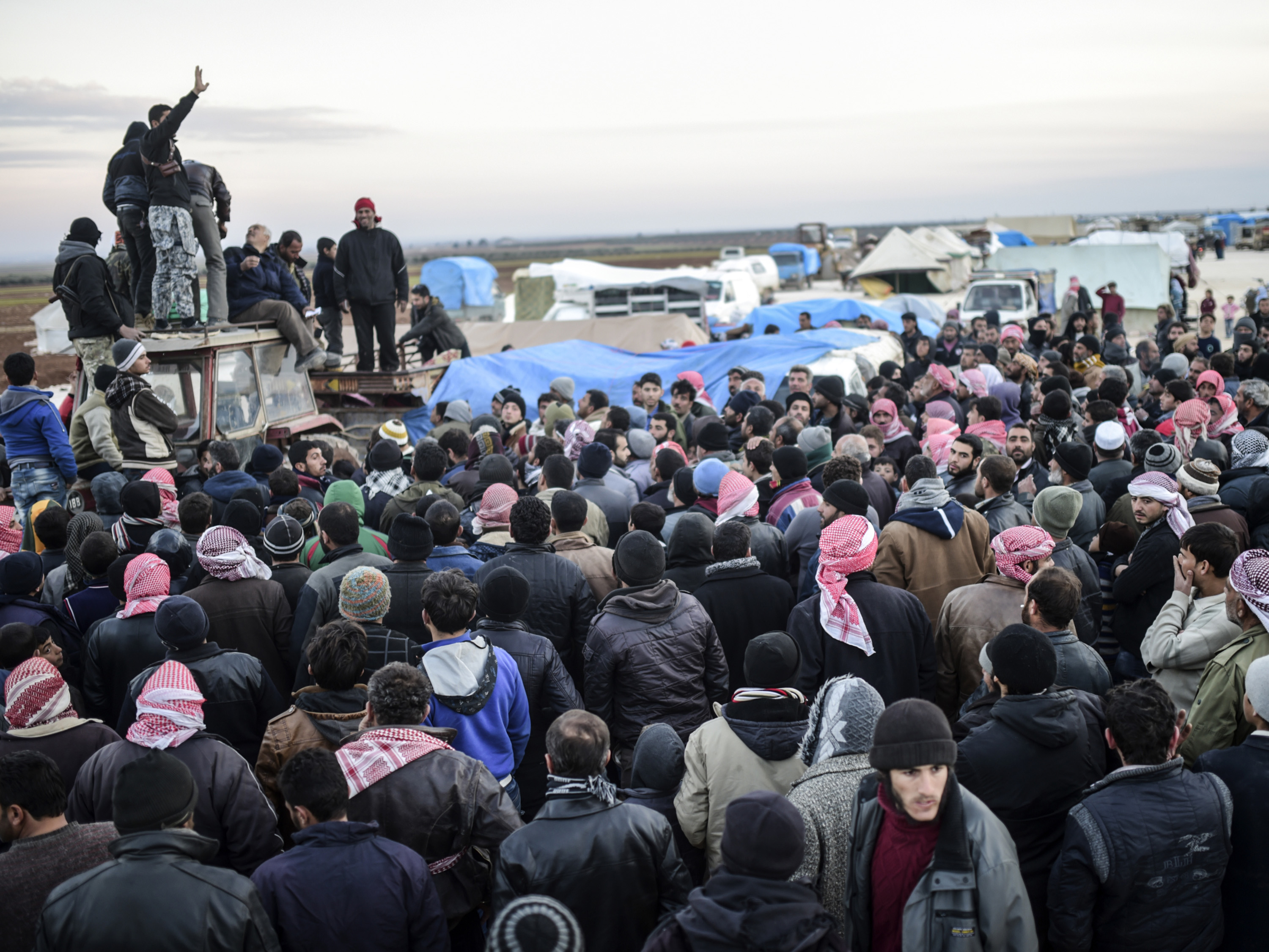 Sírios em fuga da cidade de Aleppo esperam em Bab-Al Salama, próxima à cidade de Azaz, norte da Síria, região de fronteira com a Turquia - 05/02/2016
