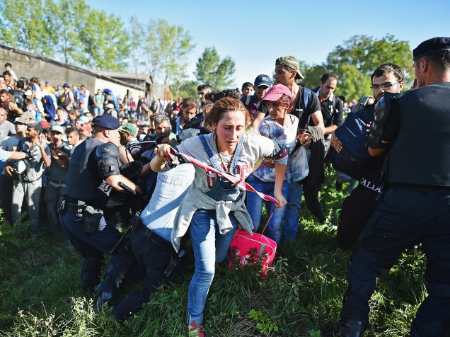 Refugiados forçam a passagem através dos bloqueio da polícia na estação de Tovarnik na tentativa de embarcar em um trem com destino a Zagreb, na Croácia - 17/09/2015
