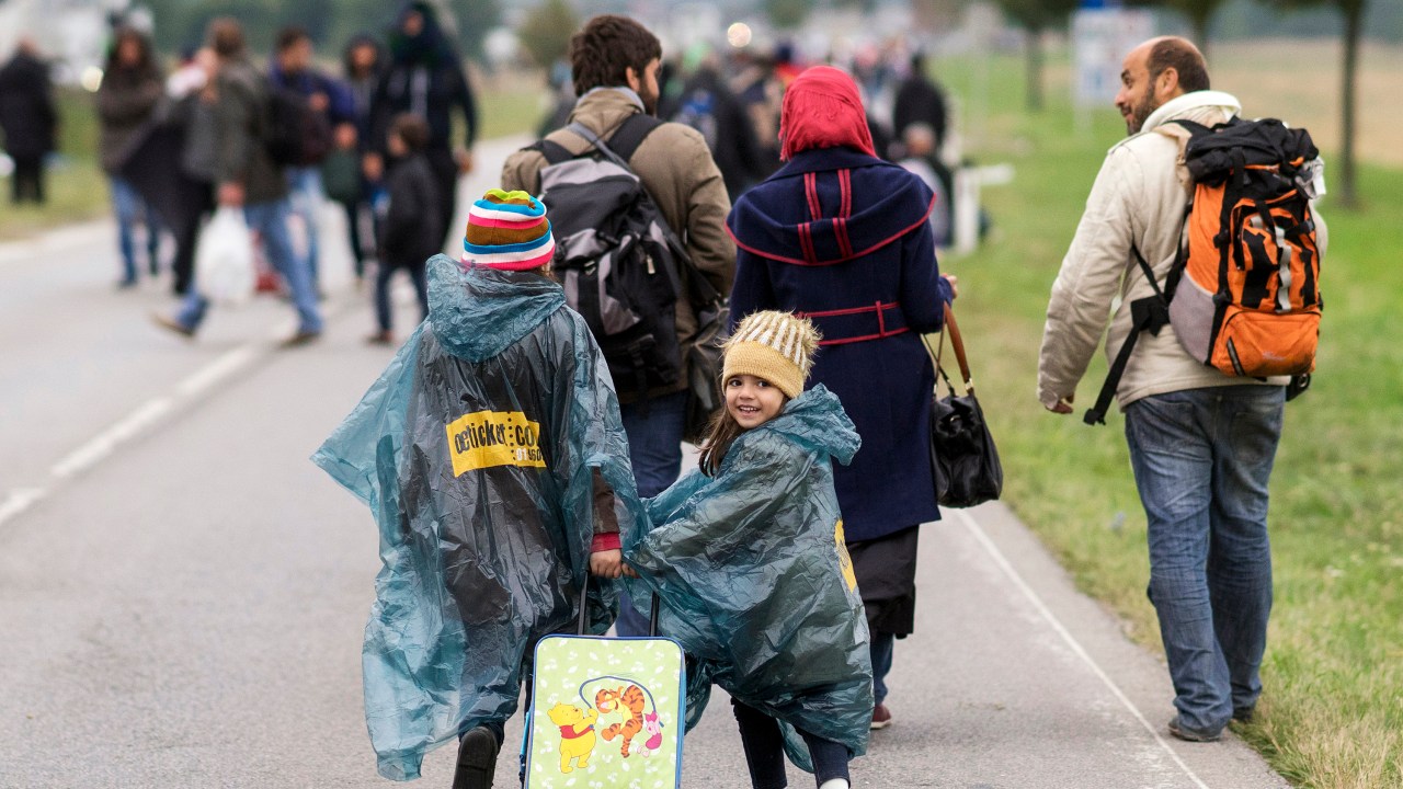 Crianças refugiadas seguem seus pais no lado austríaco da fronteira com a Hungria, nos arredores da cidade de Nickelsdorf - 11/09/2015