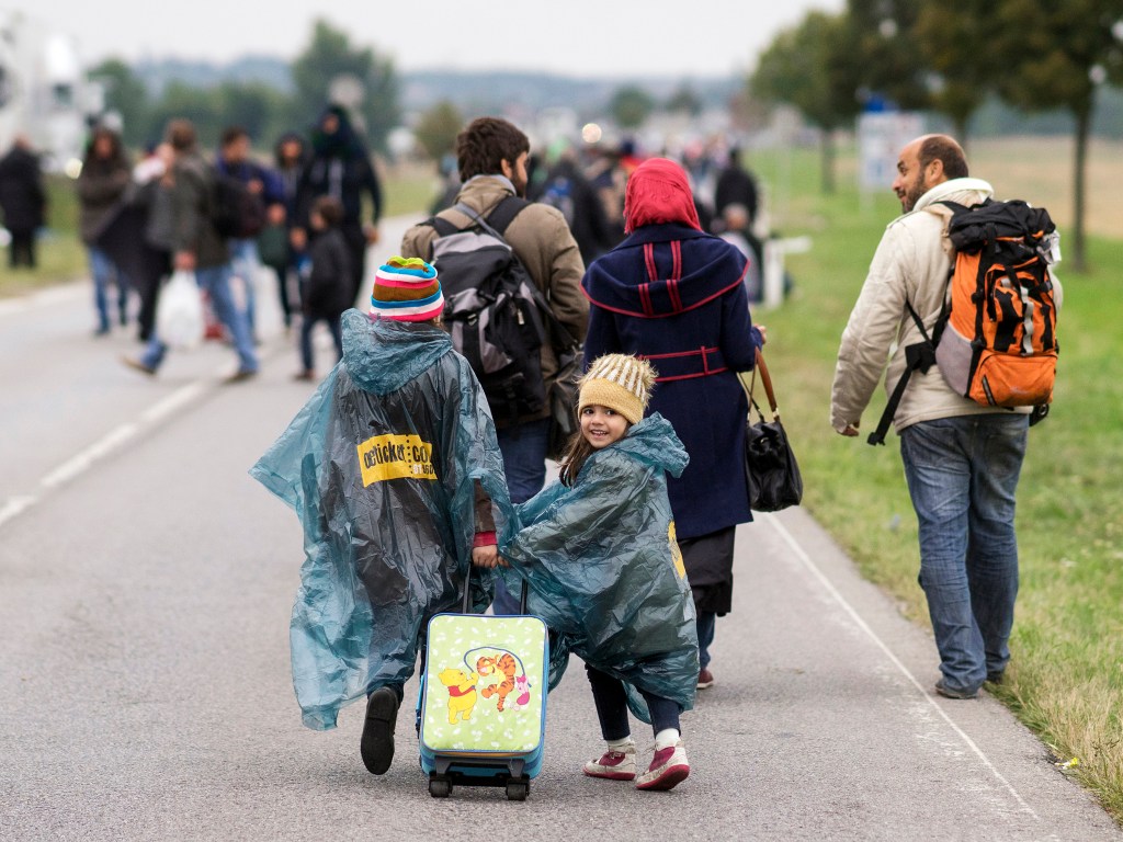 Crianças refugiadas seguem seus pais no lado austríaco da fronteira com a Hungria, nos arredores da cidade de Nickelsdorf - 11/09/2015