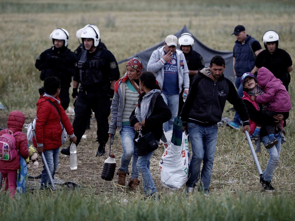 Polícia realiza operação em um acampamento de refugiados e imigrantes na Grécia