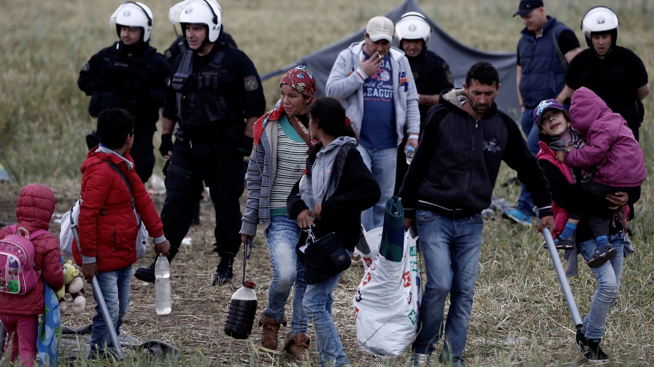 Polícia realiza operação em um acampamento de refugiados e imigrantes na Grécia