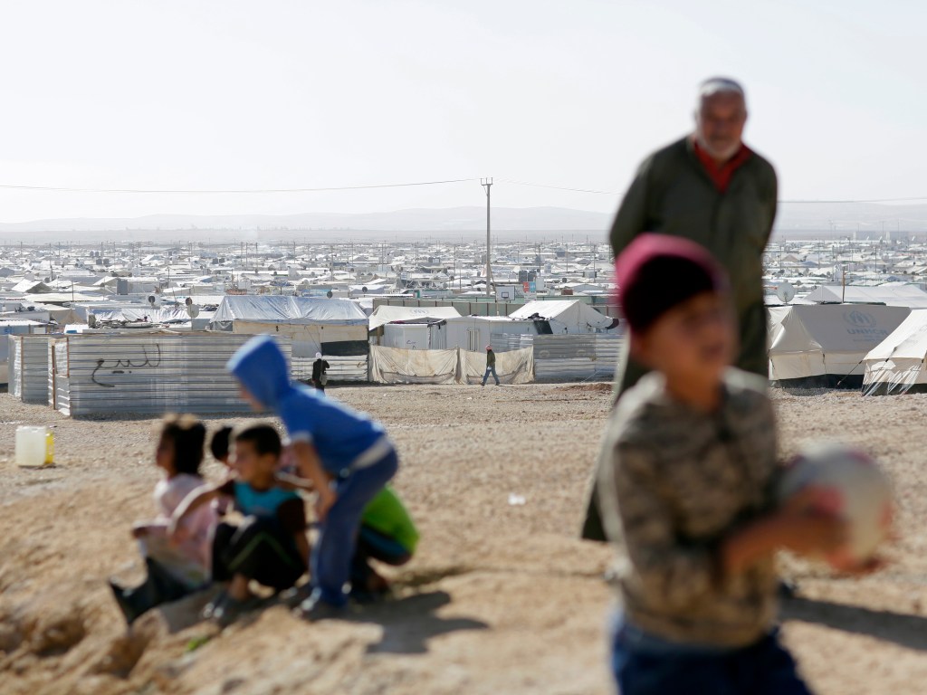Refugiados brincam no campo de refugiados de Zaatari, na Jordânia