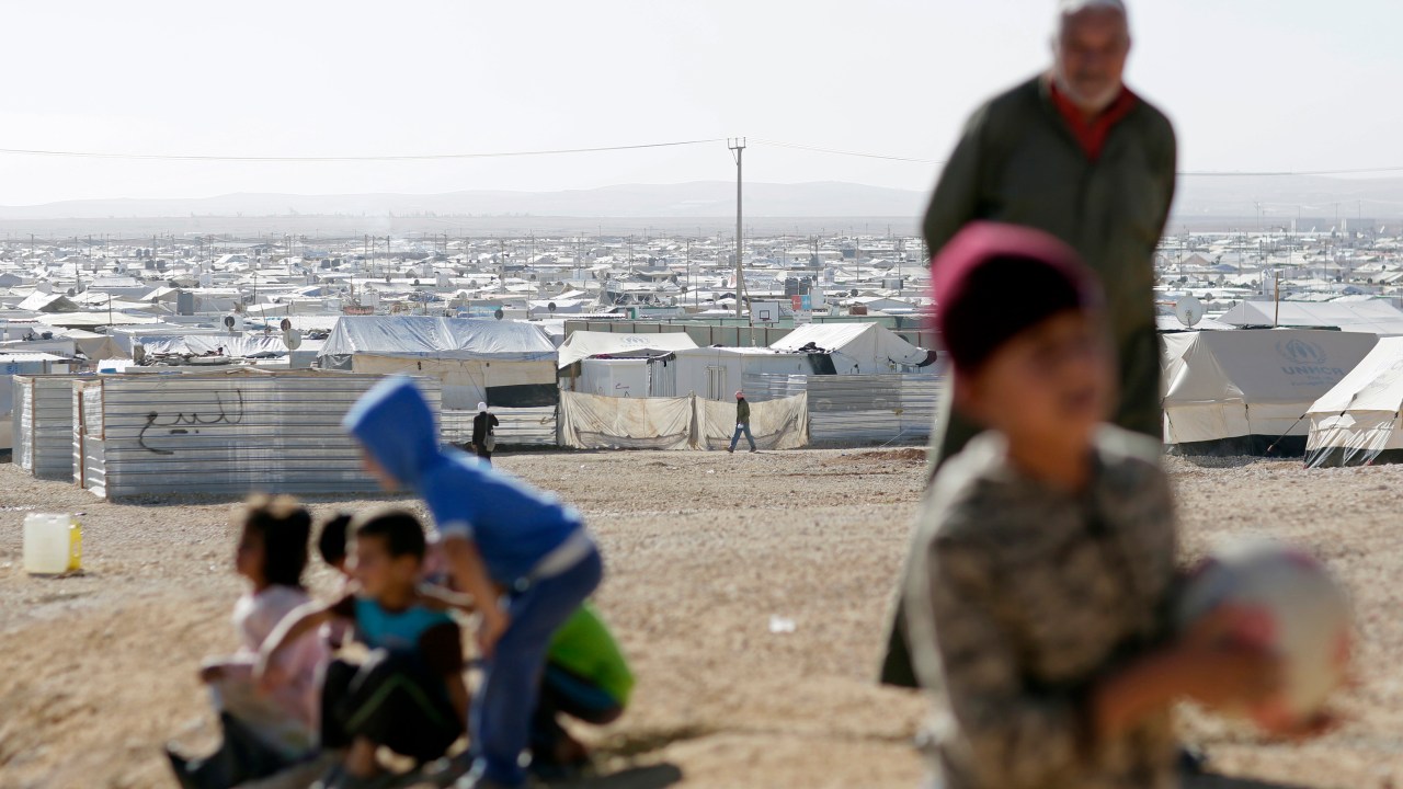 Refugiados brincam no campo de refugiados de Zaatari, na Jordânia