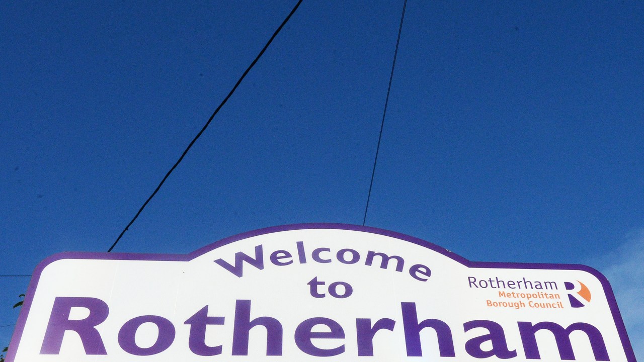 Placa com o nome da cidade de Rotherham, na Inglaterra, é vista na entrada da cidade em agosto de 2014