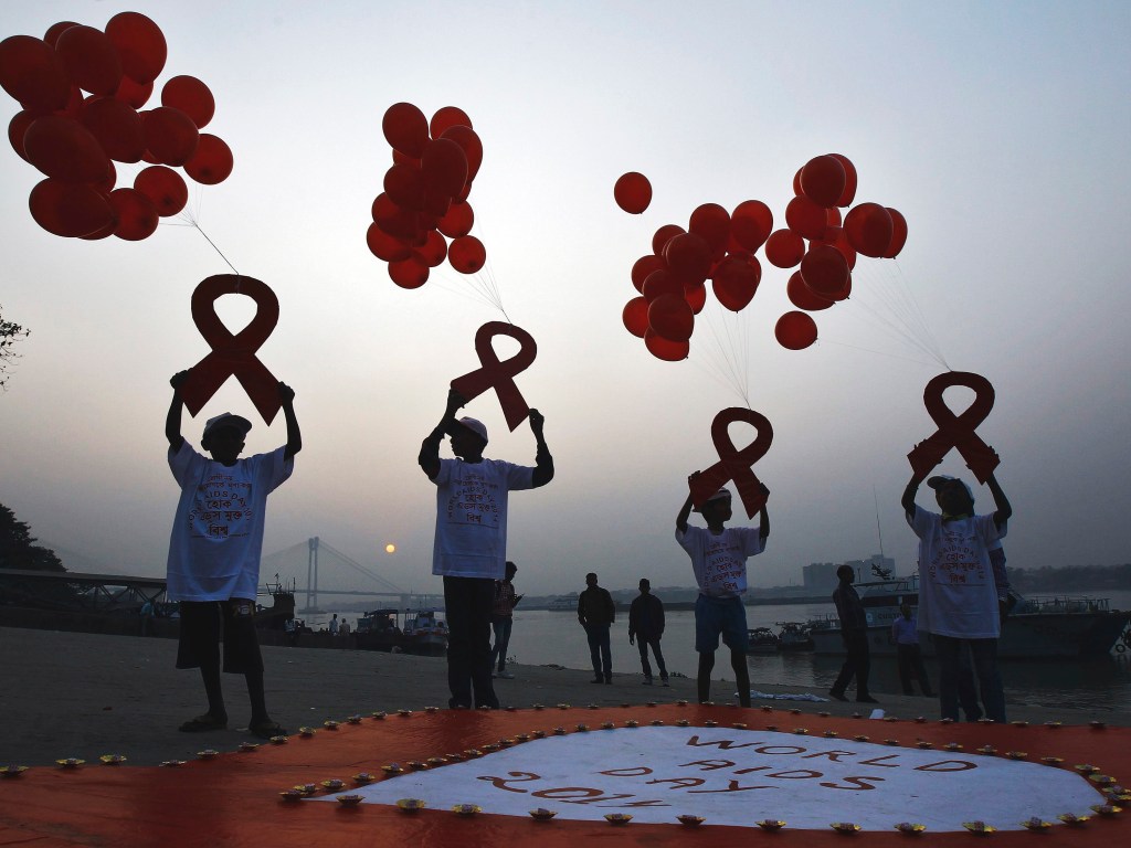 Crianças soltam balões com mensagens de uma campanha de conscientização sobre o HIV/AIDS em Calcutá, na India. Dados publicados nesta terça revelam que 15 milhões de pessoas estão recebendo os coquetéis de combate ao vírus