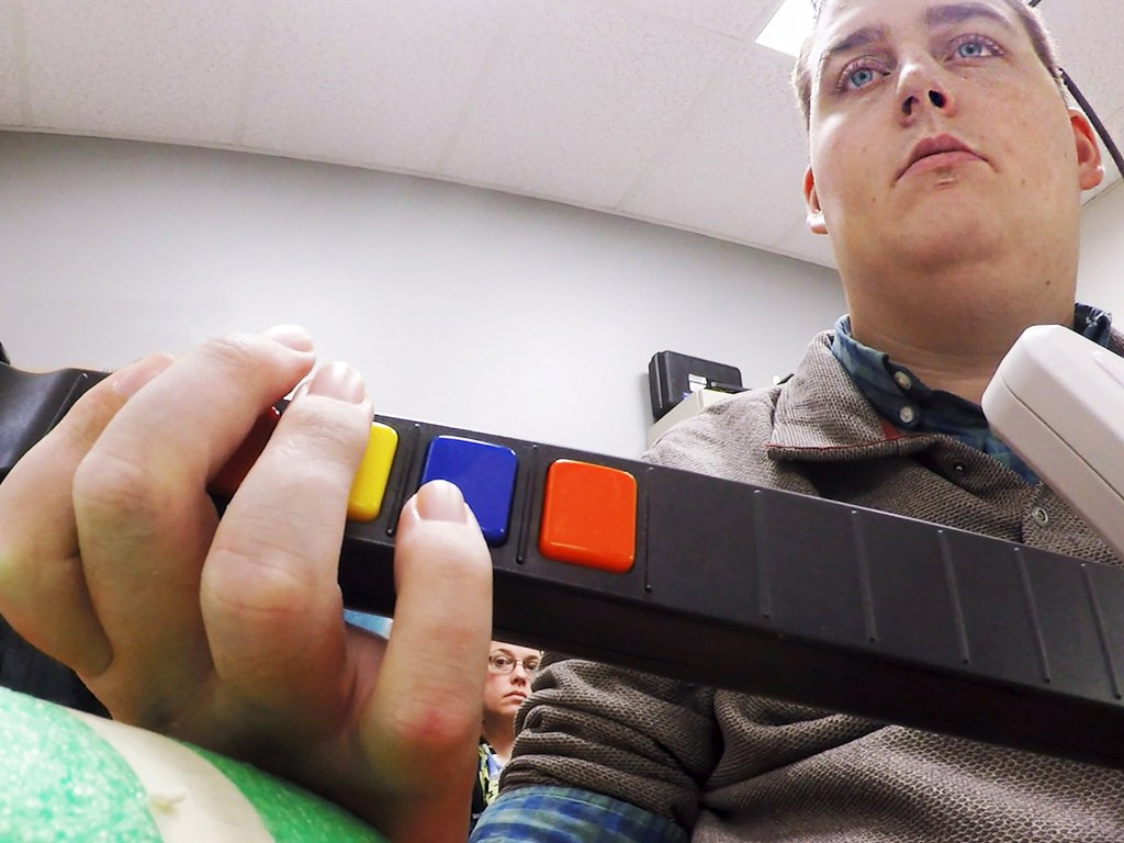 O americano Ian Burkhart, de 24 anos, tetraplégico há seis anos, joga o game 'Guitar Hero'