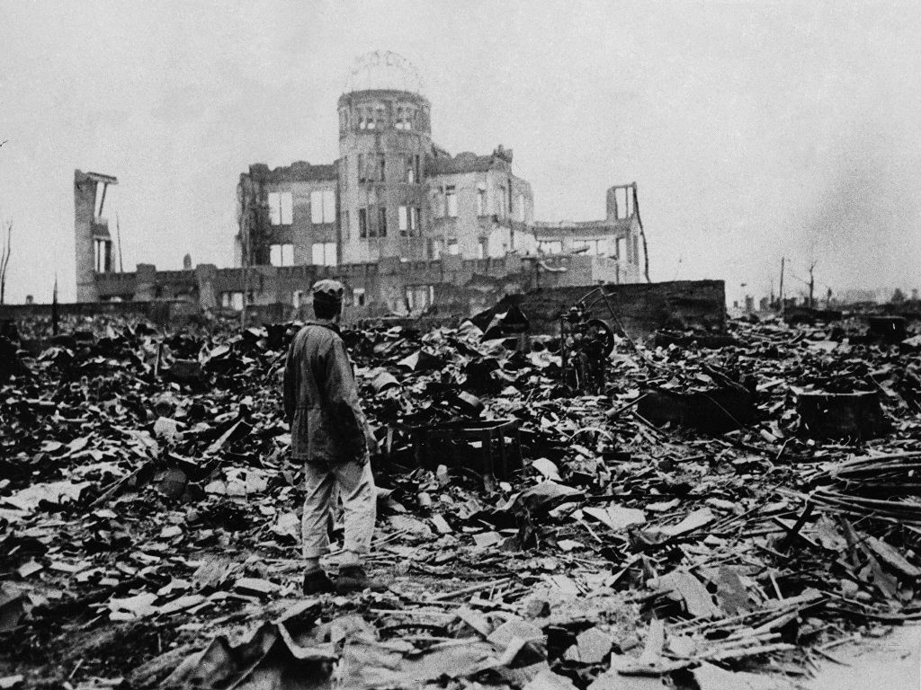 Ruínas da cidade de Hiroshima, no Japão, após os Estados Unidos lançarem uma bomba atômica no local, durante a Segunda Guerra Mundial - Agosto de 1945