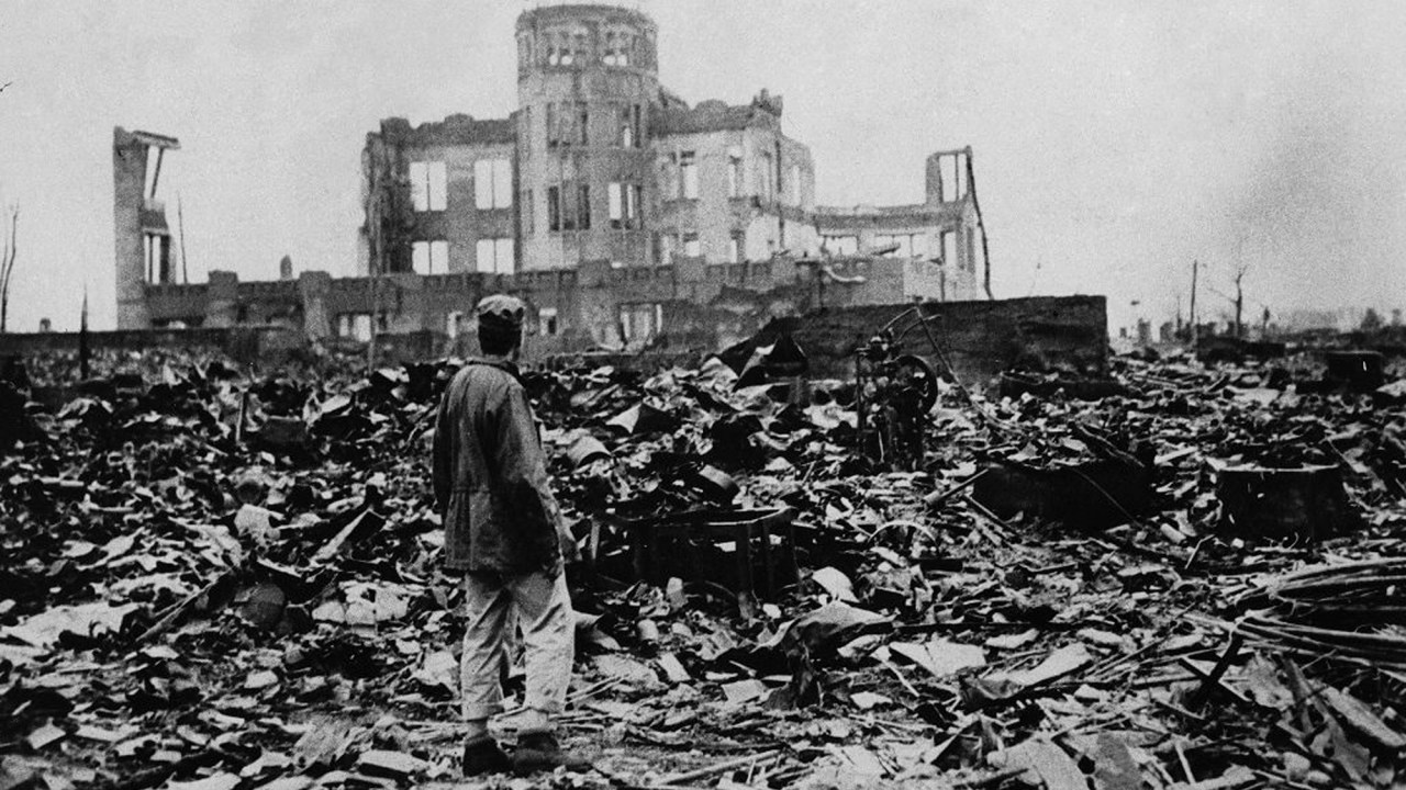 Ruínas da cidade de Hiroshima, no Japão, após os Estados Unidos lançarem uma bomba atômica no local, durante a Segunda Guerra Mundial - Agosto de 1945