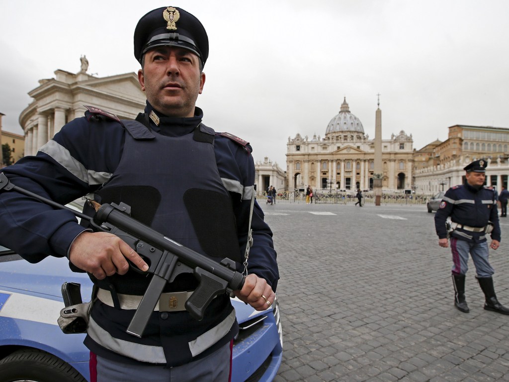 Segurança reforçada em frente à Praça de São Pedro em Roma, antes do início da audiência semanal liderada pelo papa Francisco no Vaticano - 23/03/2016