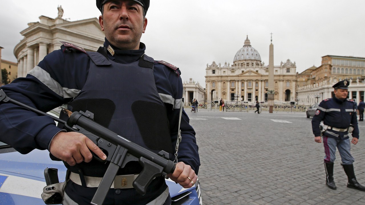 Segurança reforçada em frente à Praça de São Pedro em Roma, antes do início da audiência semanal liderada pelo papa Francisco no Vaticano - 23/03/2016