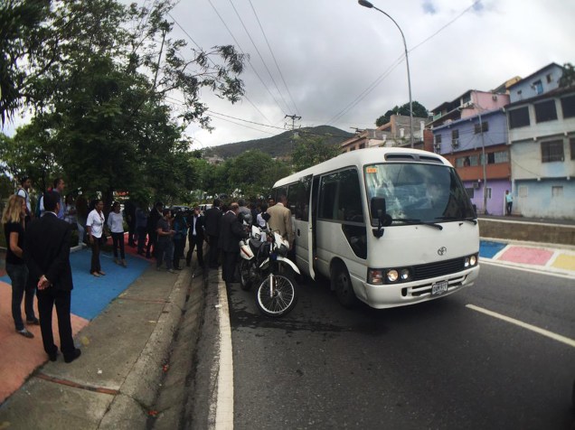 Ônibus com a comitiva de senadores brasileiros durante visita em apoio aos líderes oposicionistas da Venezuela
