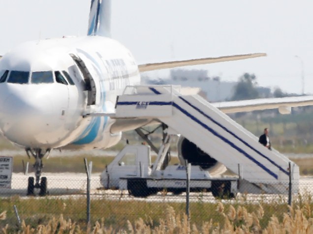 O sequestrador que tomou o avião egípcio e obrigou o piloto a pousar em Chipre foi detido, segundo o porta-voz do governo cipriota Nicos Christodoulides - 29/03/2016