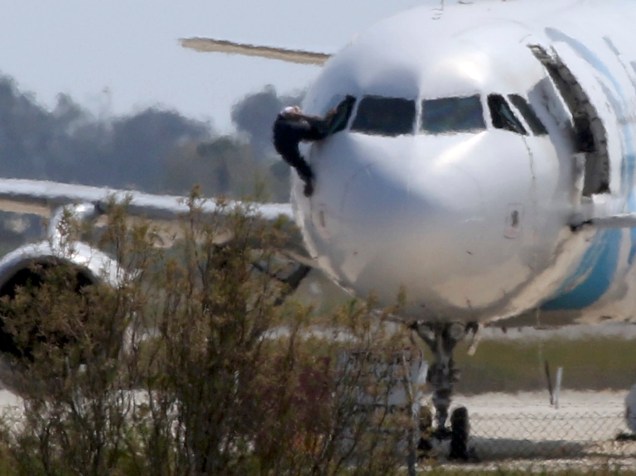 Homem tenta subir pela janela do cockpit do A320 Egyptair Airbus sequestrado e desviado para o aeroporto de Larnaca, no Chipre - 29/03/2016