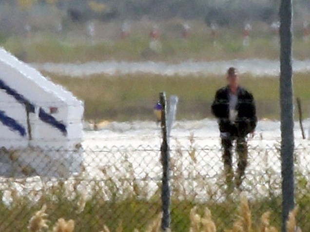 Suposto sequestrador deixa o A320 Egyptair Airbus após pouso no aeroporto de Larnaca, no Chipre - 29/03/2016