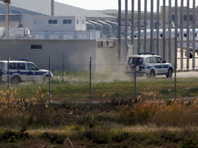 Veículos policiais deixam o aeroporto de Larnaca após a prisão do sequestrador do A320 Egyptair Airbus, no Chipre - 29/03/2016
