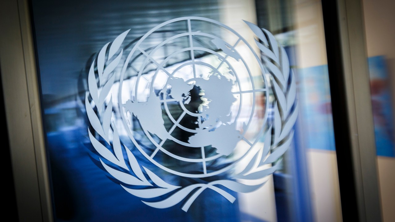Logotipo das Nações Unidas, no Palácio das Nações, em Genebra, Suíça