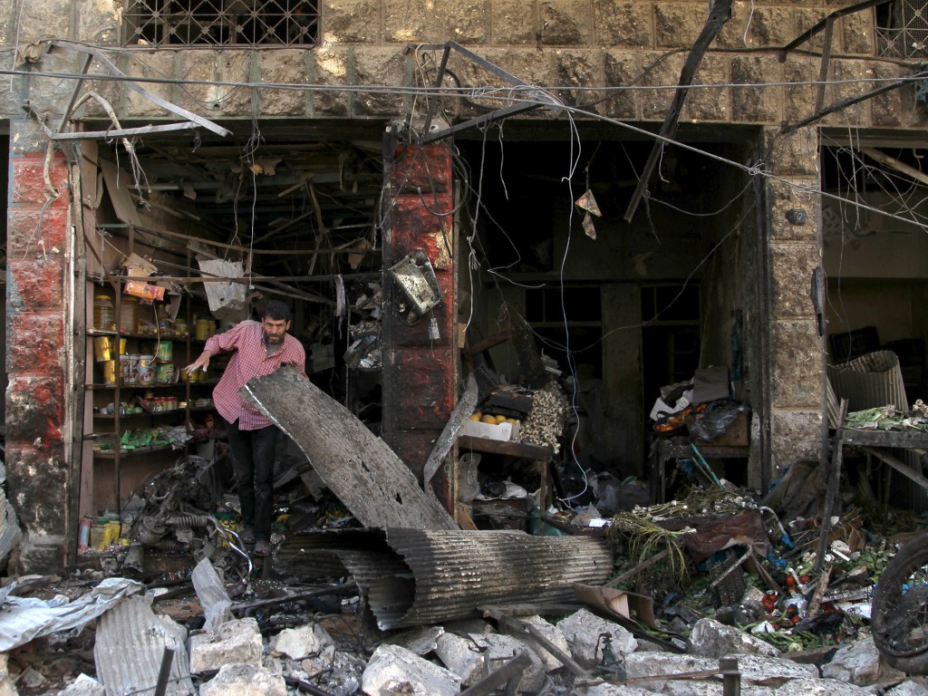 Homem caminha por destroços depois de ataque na cidade de Maarat al-Numan, província de Idlib, na Síria