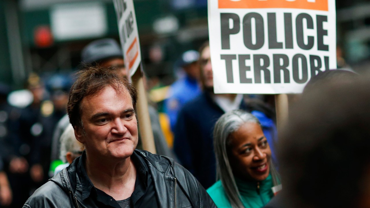 O diretor de cinema Quentin Tarantino participa de protesto contra a brutalidade policial em Nova York - 24/10/2015
