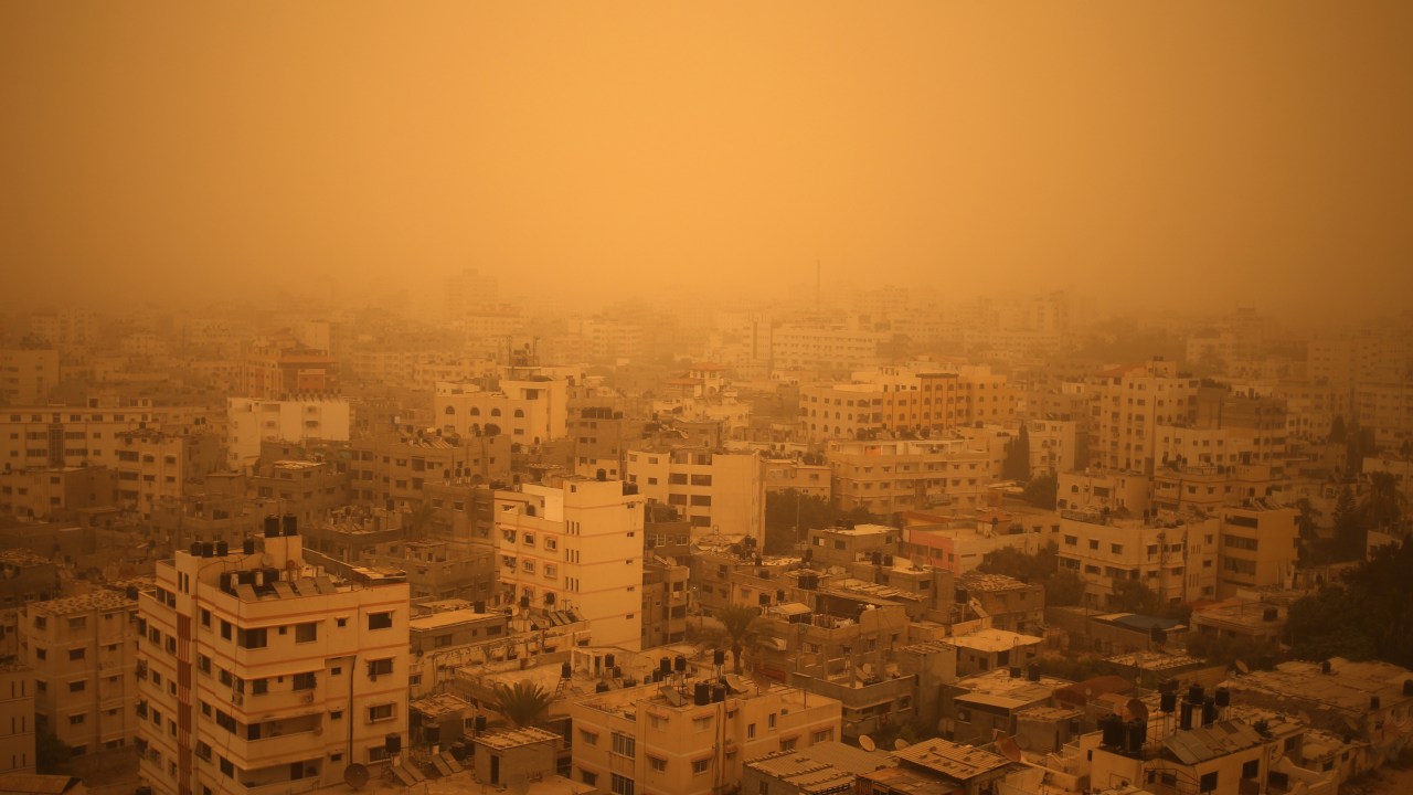Vista da Cidade de Gaza completamente coberta de areia durante uma tempestade - 08/09/2015