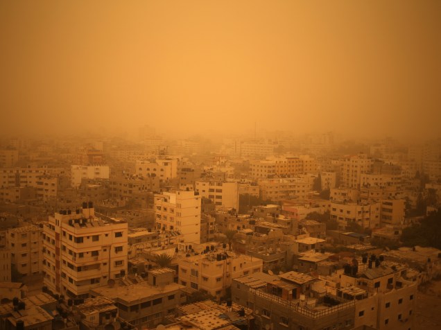 Vista da Cidade de Gaza completamente coberta de areia durante uma tempestade - 08/09/2015