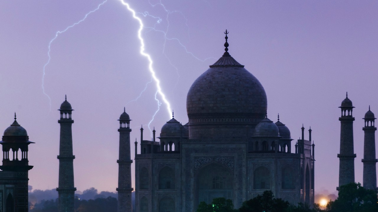 Foto de arquivo mostra um raio durante tempestade de monção nos arredores do Taj Mahal, na Índia