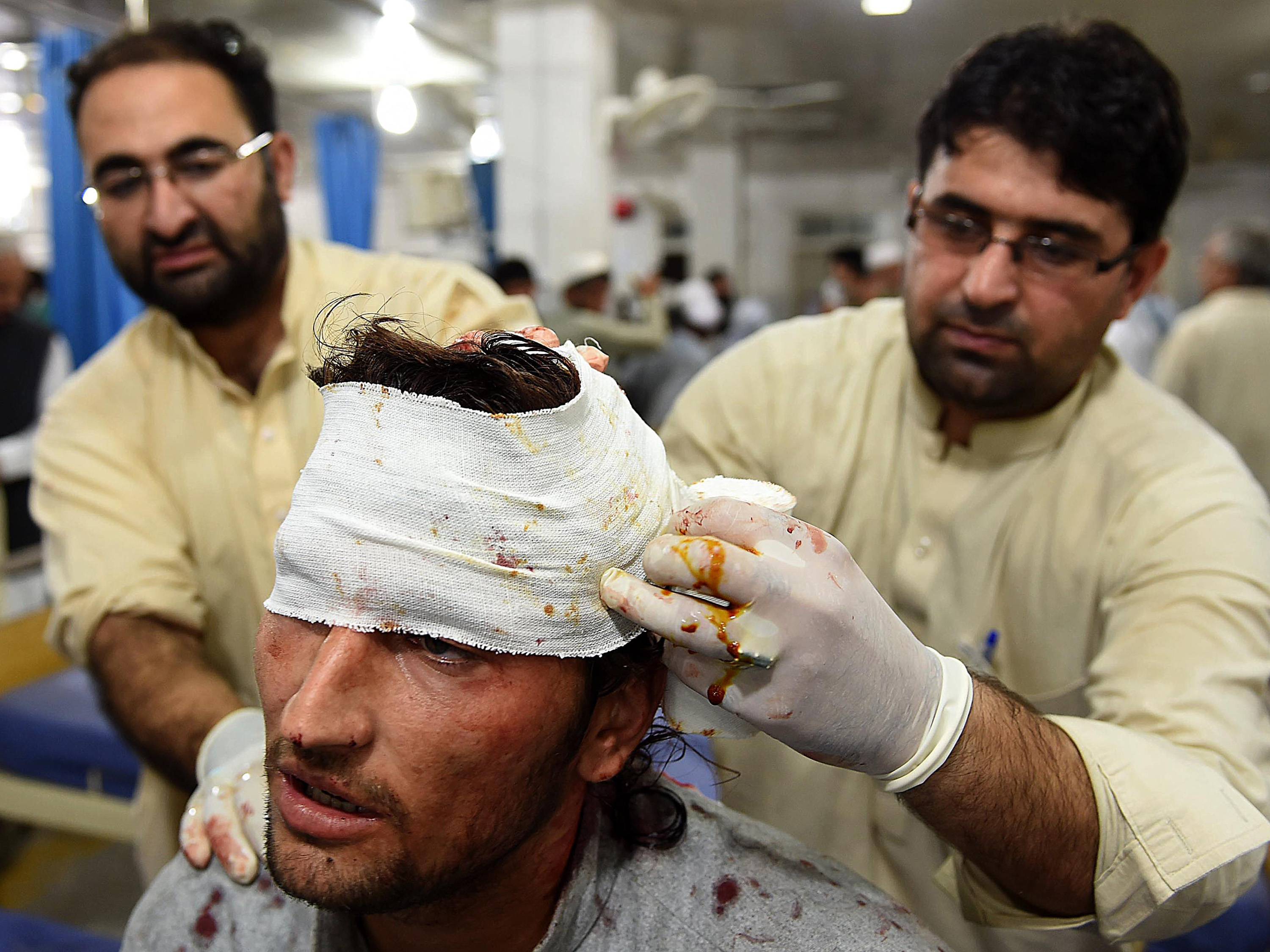 Paramédicos tratam um homem ferido em decorrência de um terremoto em um hospital da cidade de Peshawar, no Paquistão - 26/10/2015