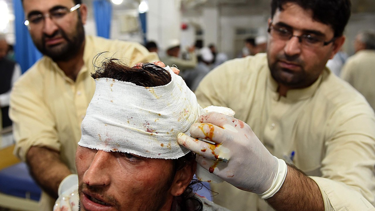 Paramédicos tratam um homem ferido em decorrência de um terremoto em um hospital da cidade de Peshawar, no Paquistão - 26/10/2015