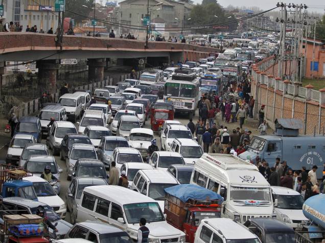 Centenas de veículos formam um grande congestionamento após o fechamento de um viaduto por medidas cautelares na sequência de um terremoto em Srinagar, na Índia - 26/10/2015
