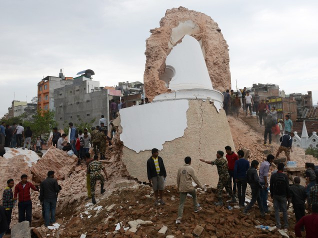 Equipes de resgate e curiosos se reúnem em torno da torre Darahara que desmoronou com o terremoto em Katmandu, Nepal - 25/04/2015